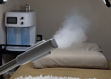 Hydrotherapy room with a steaming device at Refine Skinn, London, England, GB. Calm and relaxing ambiance.