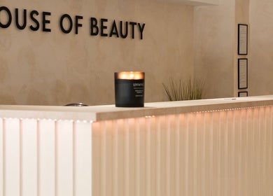 Elegant reception at Ramona Cicortas, Telford, England, GB, with illuminated counter and candles.