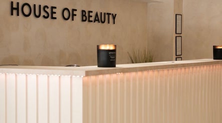 Elegant reception at Ramona Cicortas, Telford, England, GB, with illuminated counter and candles.