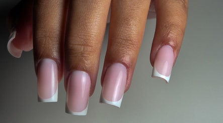 Manucure française élégante à Atelier Belle Nails, Le Raincy, Île-de-France, FR. Ongles soignés et brillants.