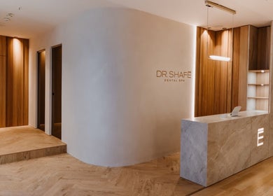 Eleganter Empfangsbereich bei DR. SHAFÉ Dental Spa GmbH in Berlin, Berlin, DE mit moderner Holzoptik.