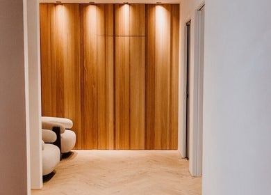 Warmer Empfangsbereich bei DR. SHAFÉ Dental Spa GmbH, Berlin, Berlin, DE mit stilvoller Holzverkleidung.