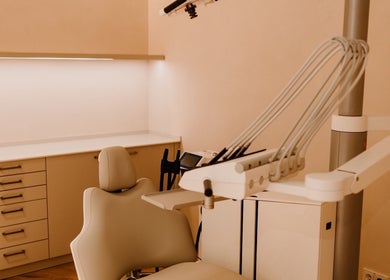 Moderner Behandlungsraum bei DR. SHAFÉ Dental Spa GmbH, Berlin, Berlin, DE mit hochwertigem Zahnarztstuhl.