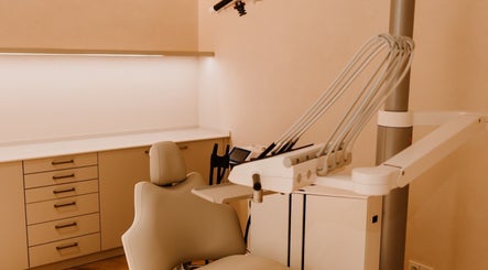 Moderner Behandlungsraum bei DR. SHAFÉ Dental Spa GmbH, Berlin, Berlin, DE mit hochwertigem Zahnarztstuhl.
