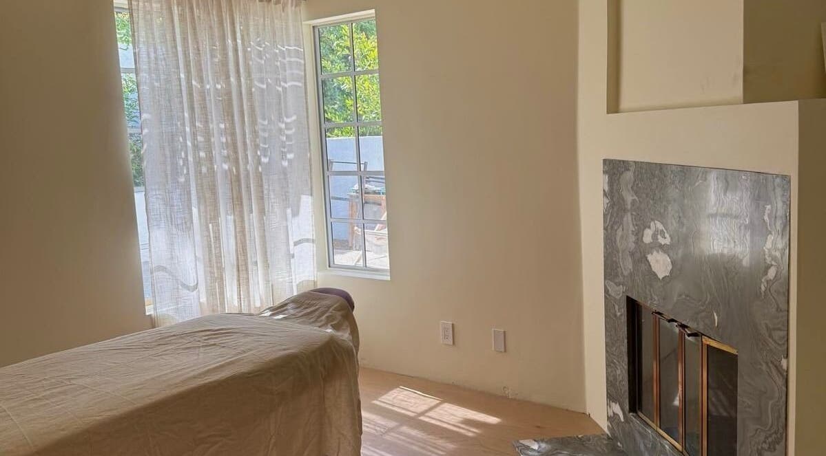 Gemütlicher Massageraum bei Body Poem Flow in Westlake Village, Kalifornien, mit Kamin.