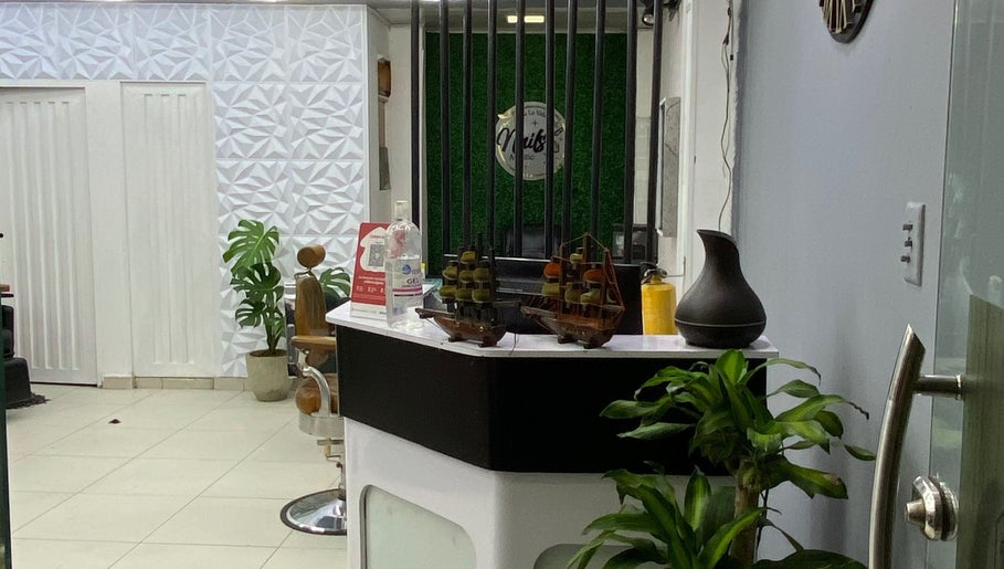Recepción elegante en Q'Barbaros, Bogotá, Bogotá, CO, con detalles en madera y plantas decorativas.