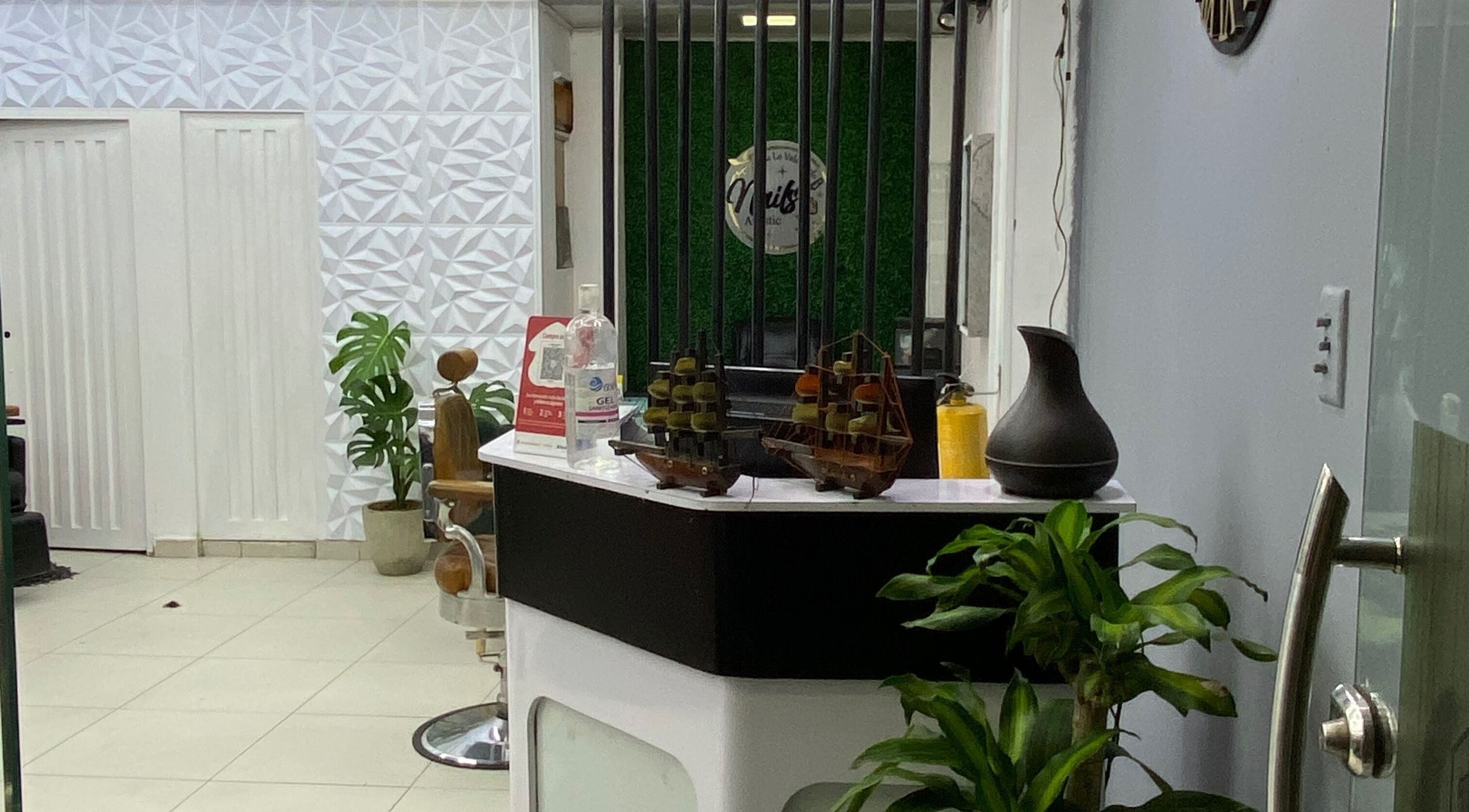 Recepción elegante en Q'Barbaros, Bogotá, Bogotá, CO, con detalles en madera y plantas decorativas.