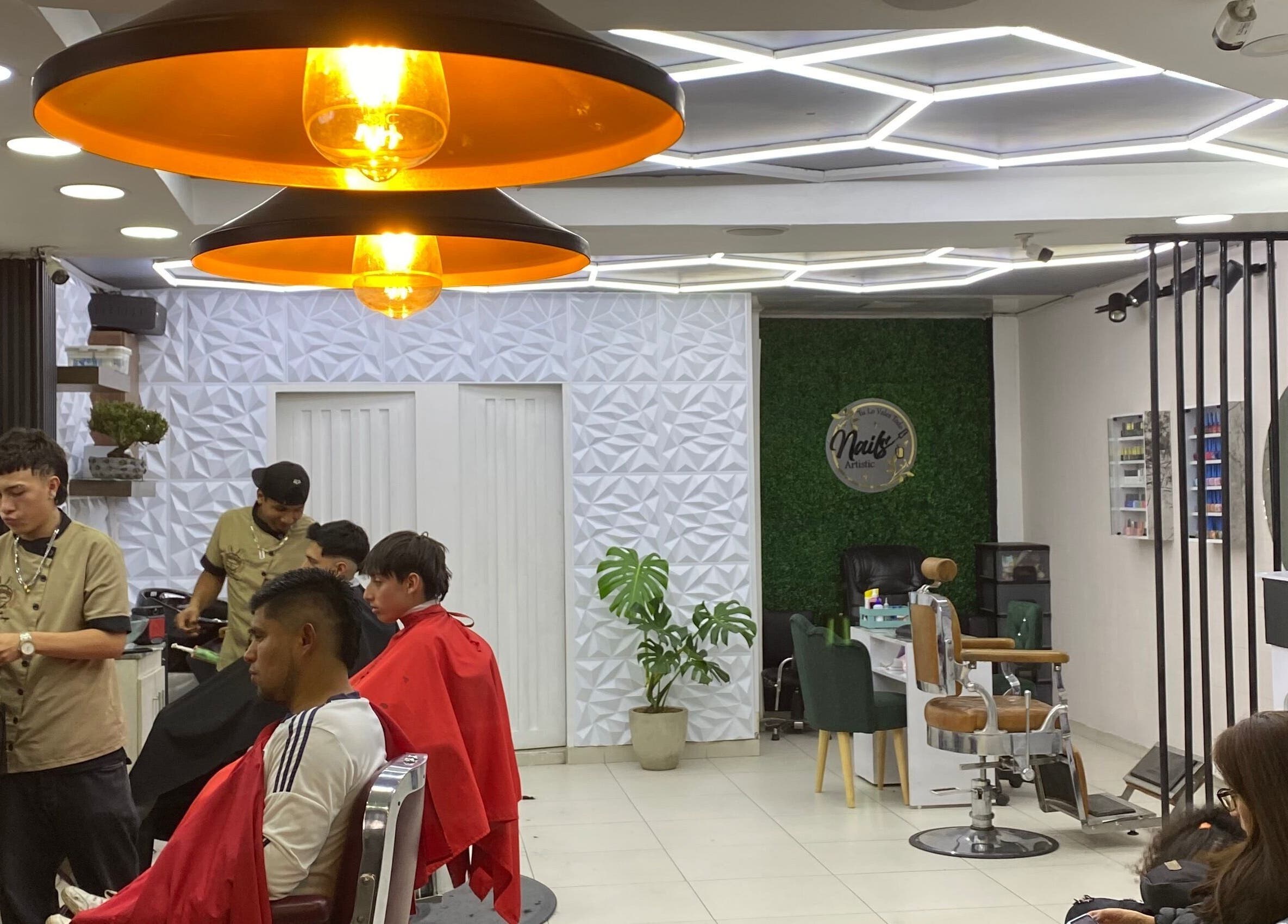 Interior moderno de Q'Barbaros en Bogotá, Bogotá, CO con decoraciones únicas y un ambiente acogedor.