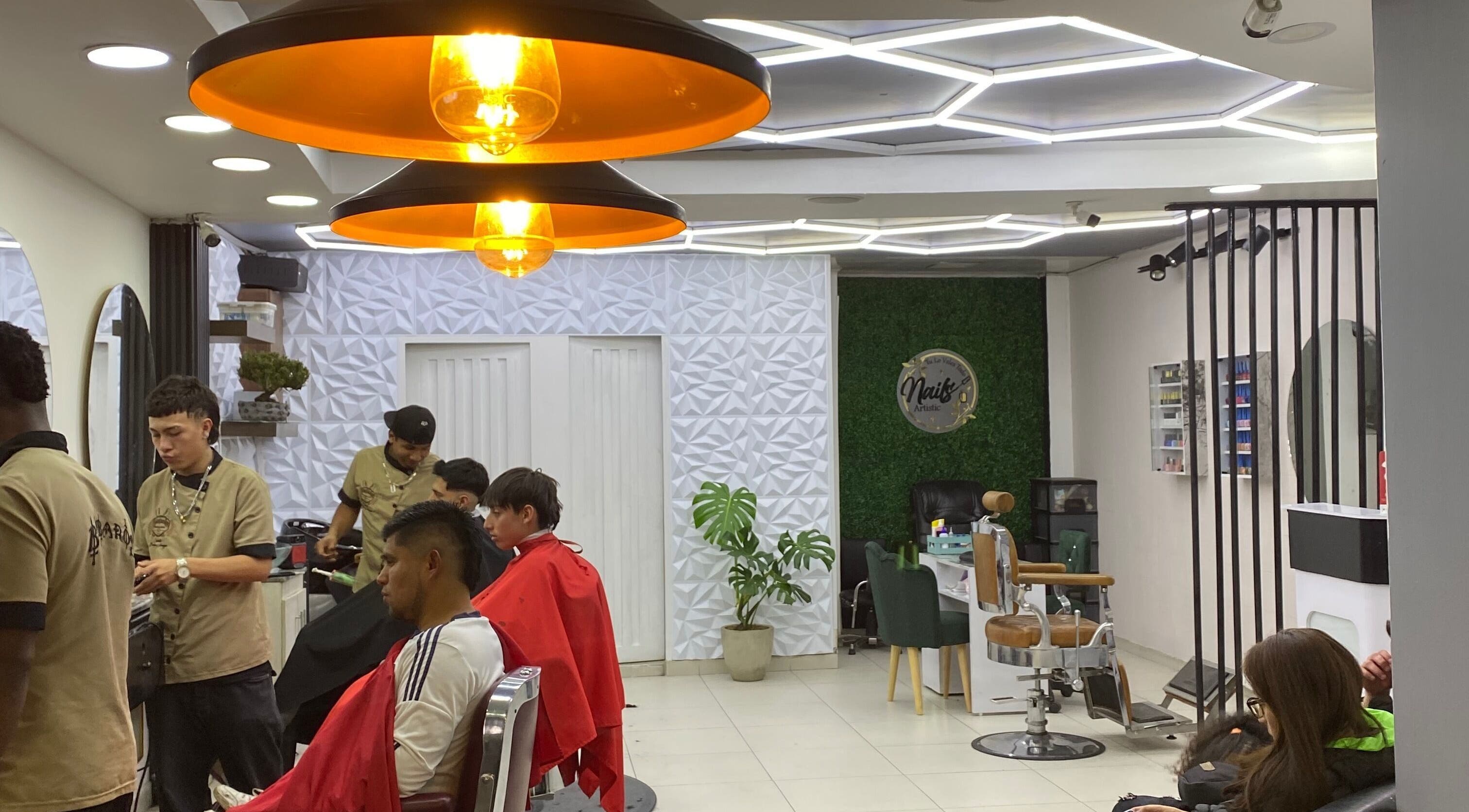 Interior moderno de Q'Barbaros en Bogotá, Bogotá, CO con decoraciones únicas y un ambiente acogedor.