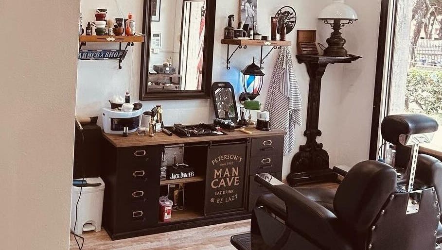 Interno del Peaky Barber Shop di Jonathan Di Tizio a Livorno, Toscana, IT, con attrezzature da barbiere.