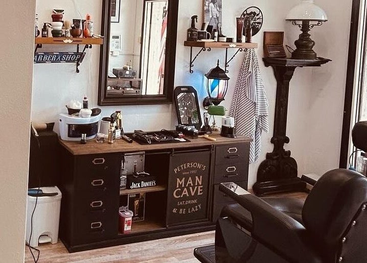 Interno del Peaky Barber Shop di Jonathan Di Tizio a Livorno, Toscana, IT, con attrezzature da barbiere.