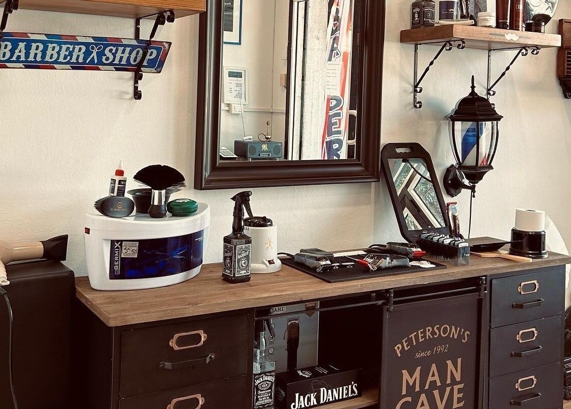 Interno di Peaky Barber Shop by Jonathan Di Tizio, Livorno, Toscana, IT, con attrezzatura e decorazioni.