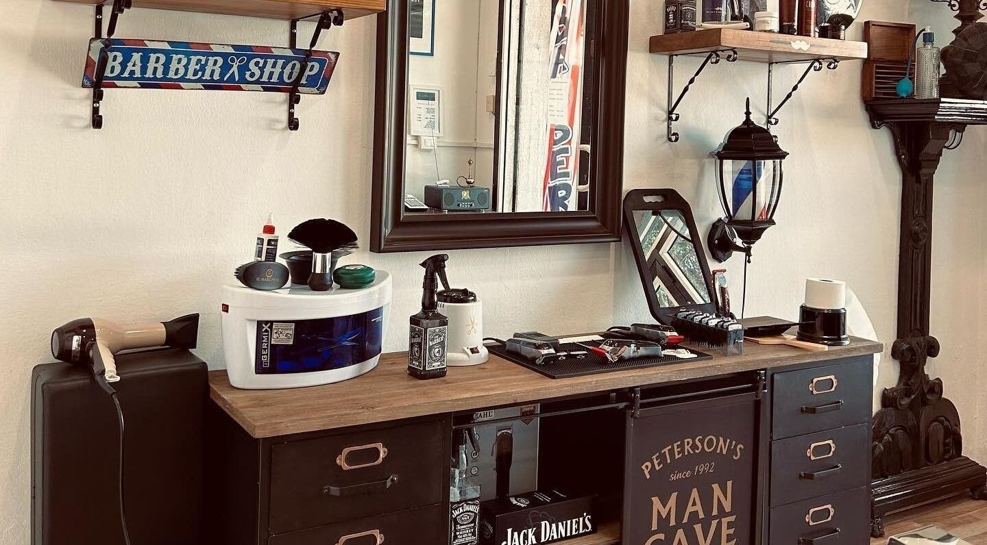 Interno di Peaky Barber Shop by Jonathan Di Tizio, Livorno, Toscana, IT, con attrezzatura e decorazioni.