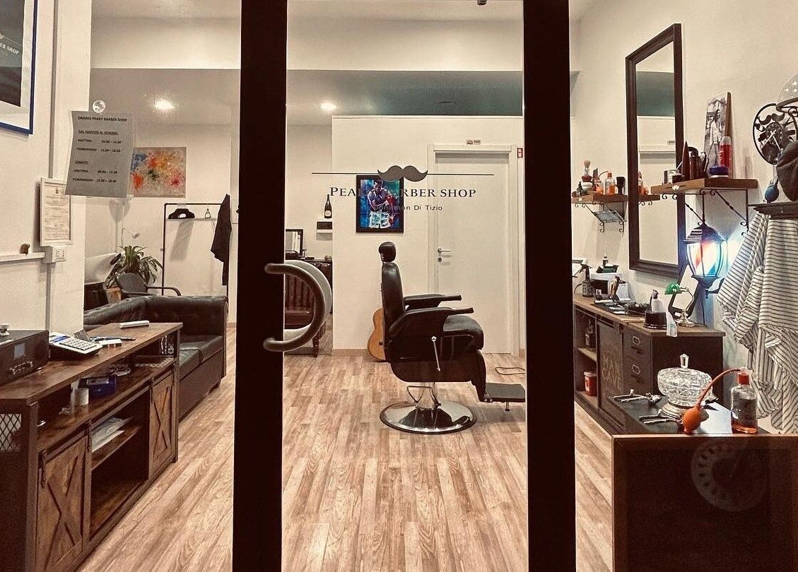 Interno vintage di Peaky Barber Shop di Jonathan Di Tizio a Livorno, Toscana, IT. Stile elegante e accogliente.