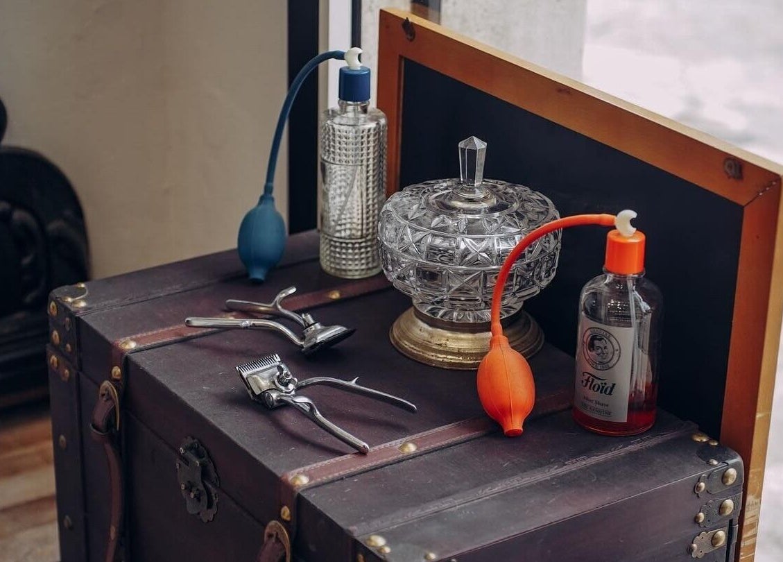 Decorazioni vintage su mobile antico a Peaky Barber Shop di Jonathan Di Tizio, Livorno, Toscana, IT.