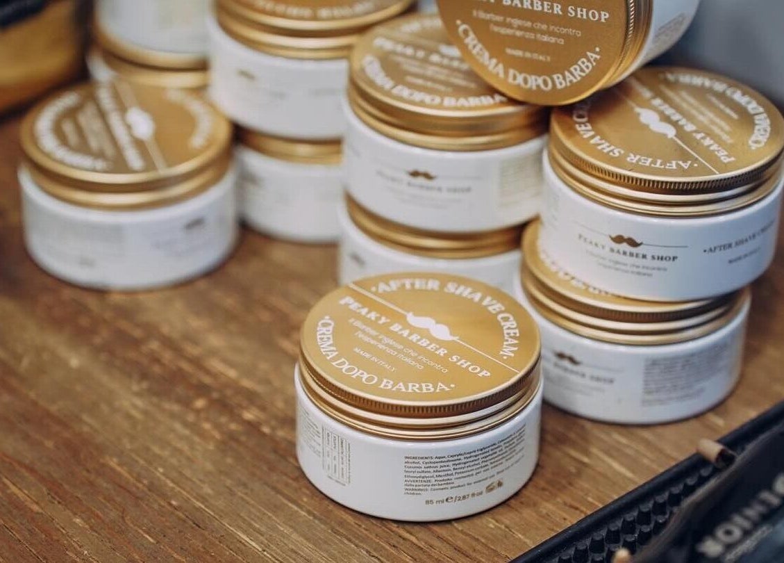 Prodotti di bellezza al Peaky Barber Shop di Jonathan Di Tizio a Livorno, Toscana, IT.