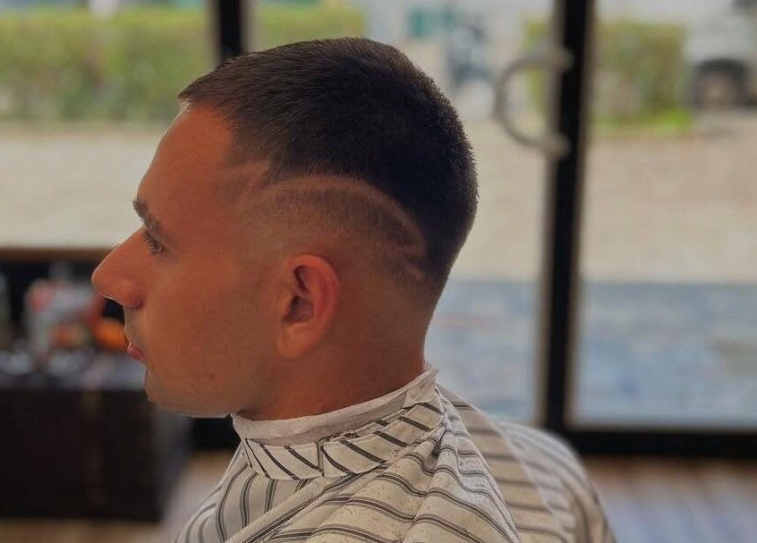 Taglio alla moda presso Peaky Barber Shop di Jonathan Di Tizio a Livorno, Toscana, IT.