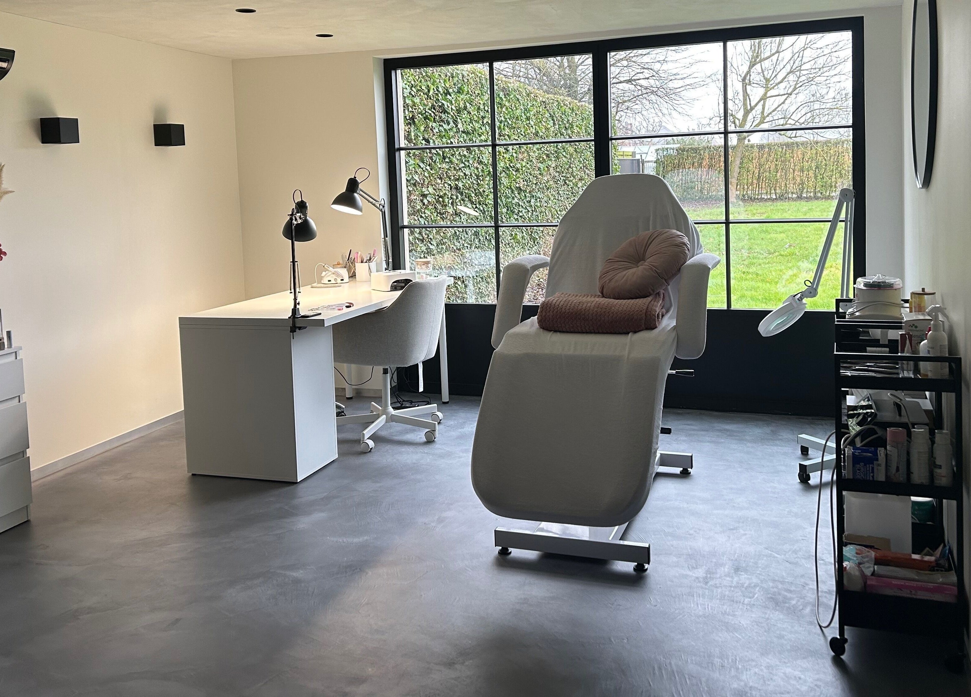 Stijlvolle schoonheidssalon bij Instituut Belle á Belle, Ingelmunster, Vlaanderen, BE met comfortabel behandelbed.