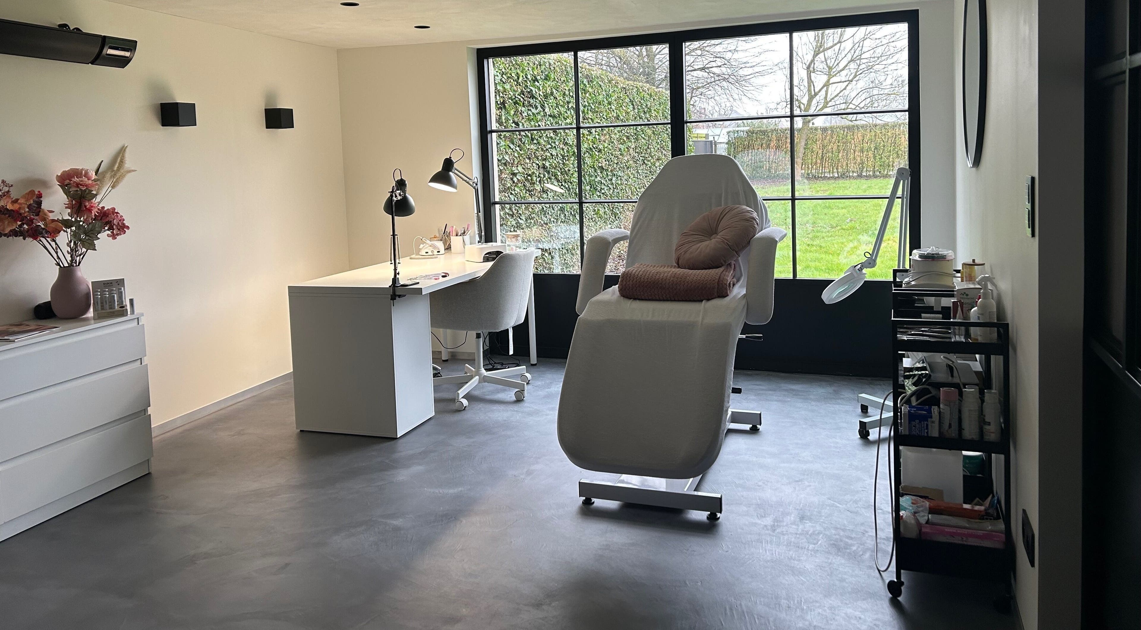 Stijlvolle schoonheidssalon bij Instituut Belle á Belle, Ingelmunster, Vlaanderen, BE met comfortabel behandelbed.