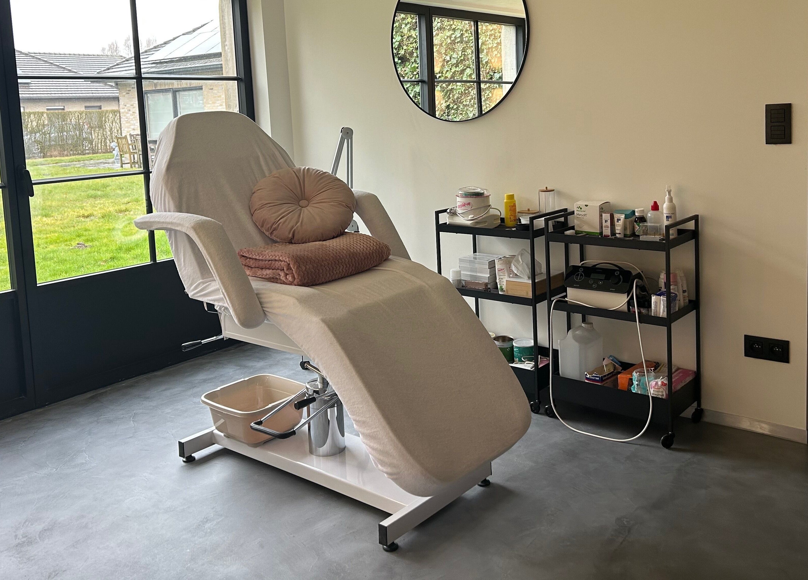 Rustige verzorgingsruimte bij Instituut Belle á Belle, Ingelmunster, Vlaanderen, BE met massagebed en groene tuin.