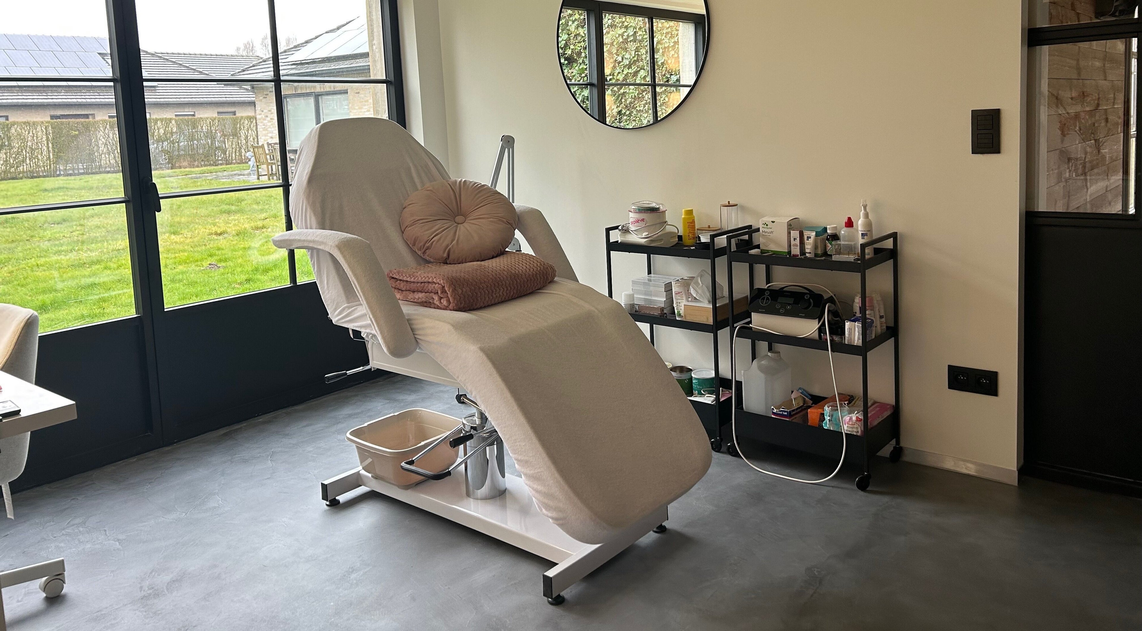 Rustige verzorgingsruimte bij Instituut Belle á Belle, Ingelmunster, Vlaanderen, BE met massagebed en groene tuin.