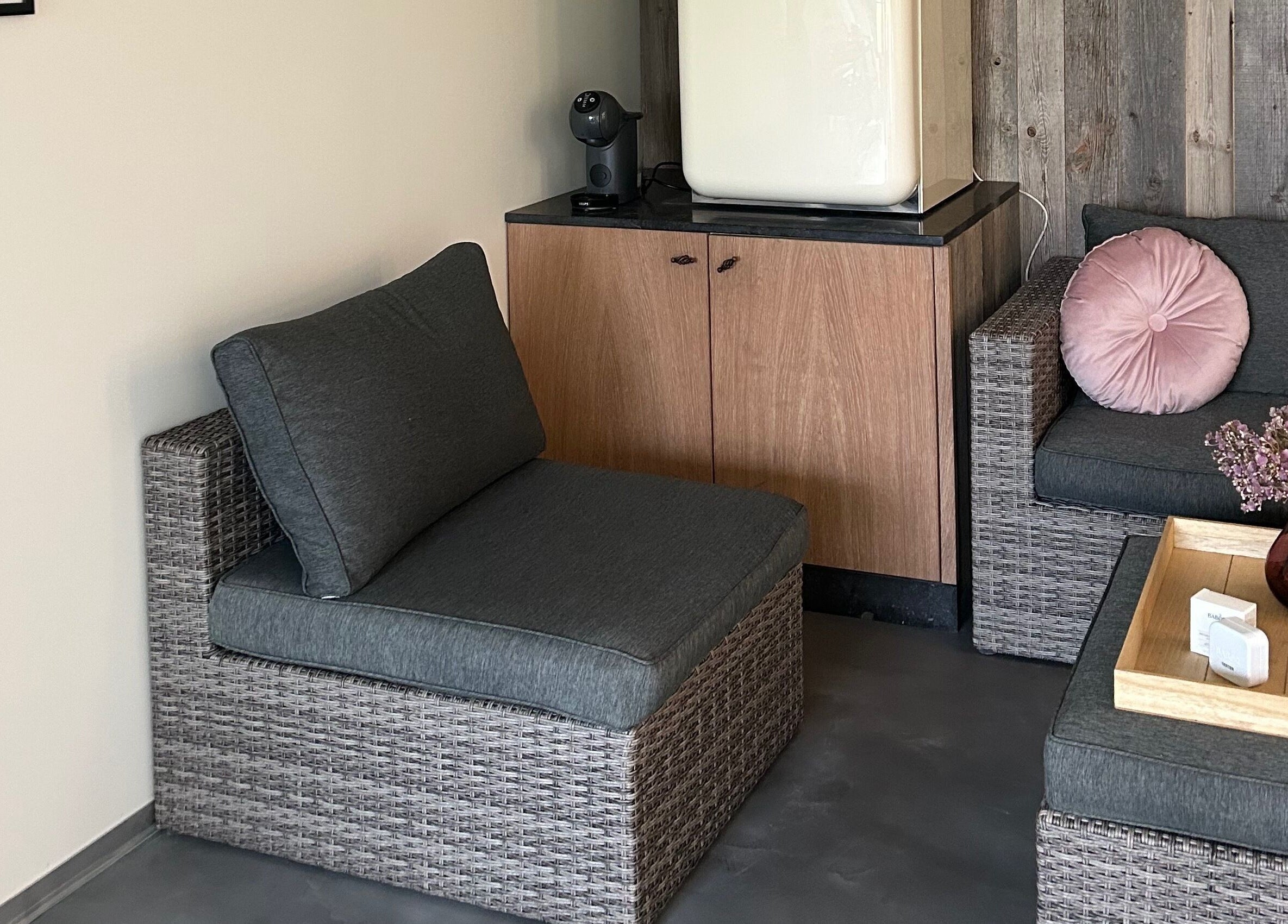 Gezellige loungehoek bij Instituut Belle á Belle, Ingelmunster, Vlaanderen, BE, met stijlvolle grijze meubels.