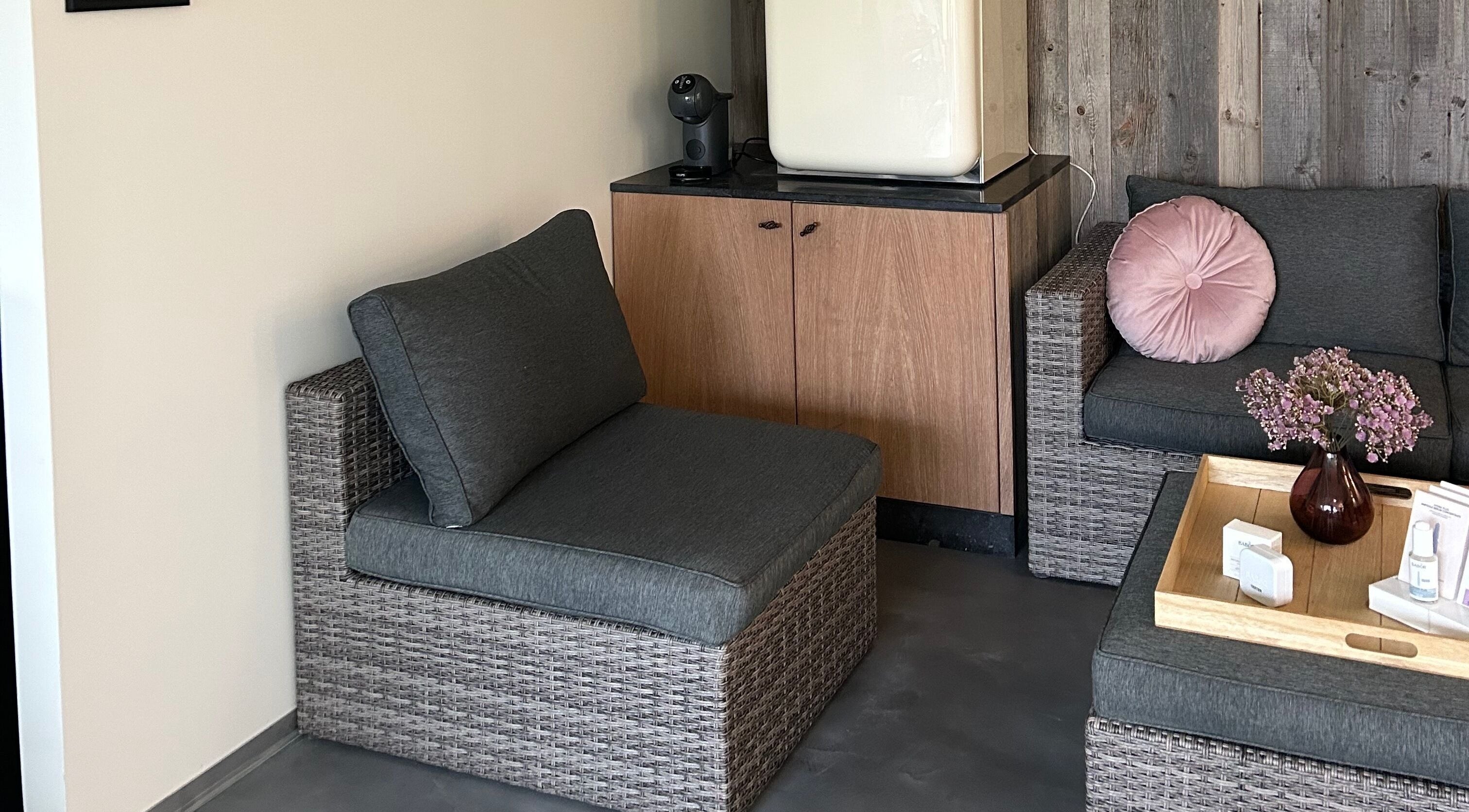 Gezellige loungehoek bij Instituut Belle á Belle, Ingelmunster, Vlaanderen, BE, met stijlvolle grijze meubels.