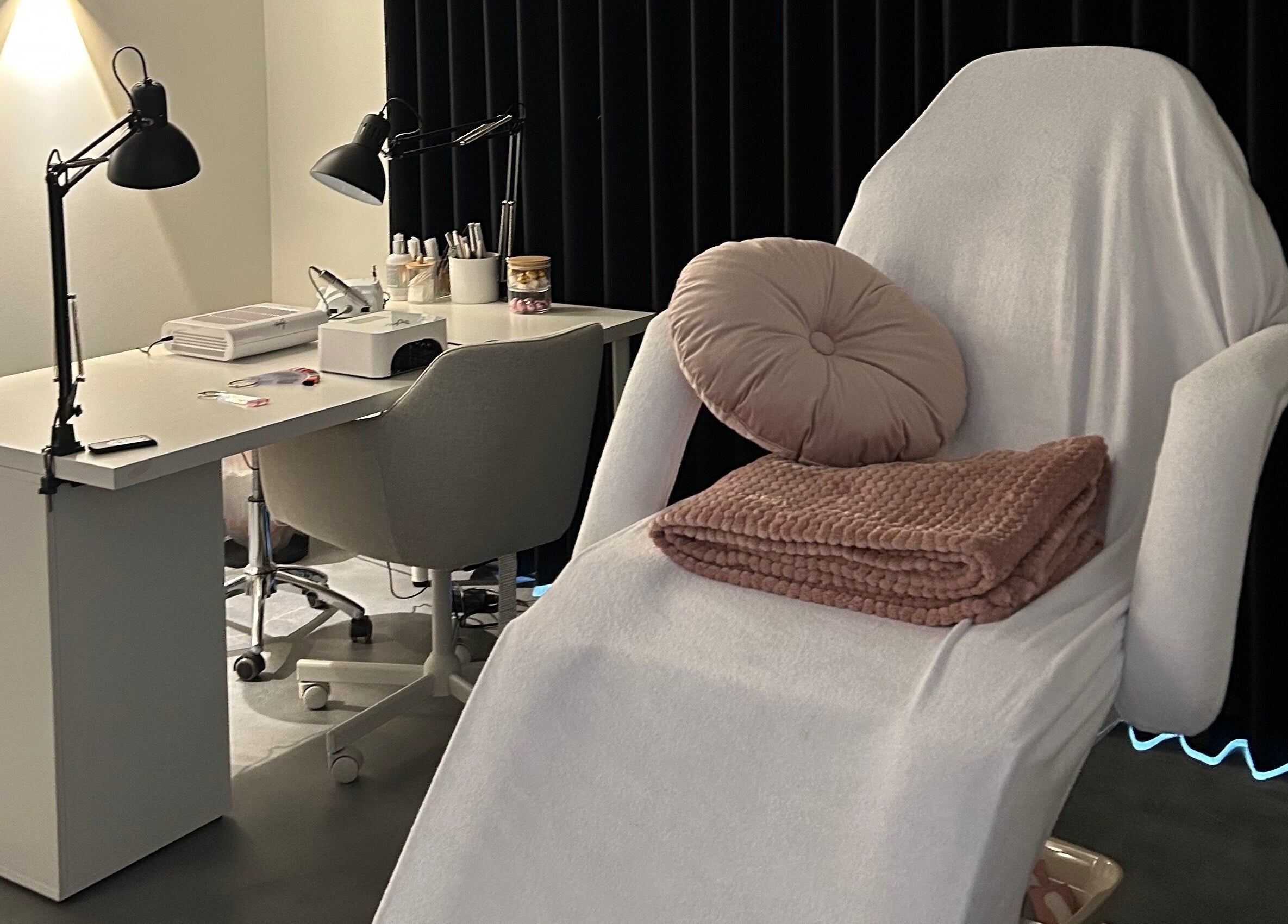 Wellnessbehandelruimte bij Instituut Belle á Belle in Ingelmunster, Vlaanderen, BE, met comfortabele stoel en modern bureau.