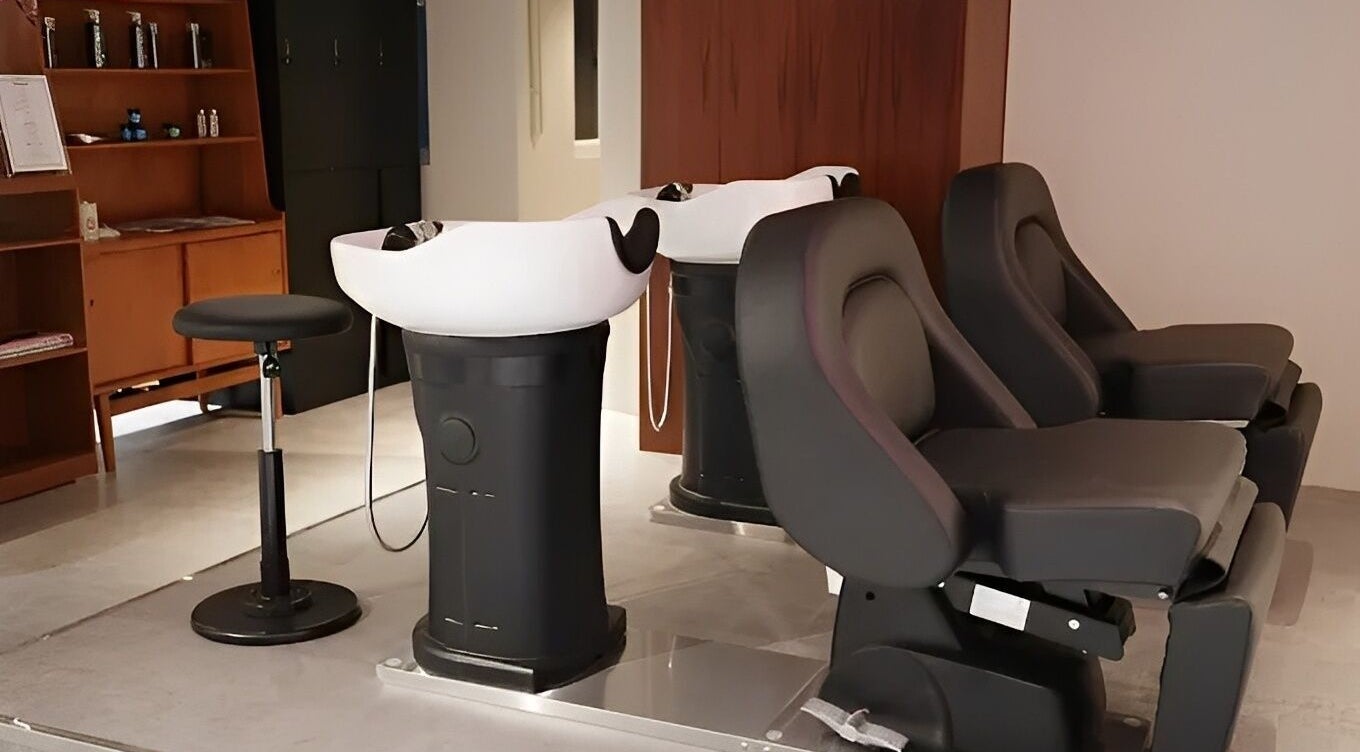Modern wash stations at PEACH Japanese Hair Salon, Hong Kong Island, HK highlight ultimate comfort and style.