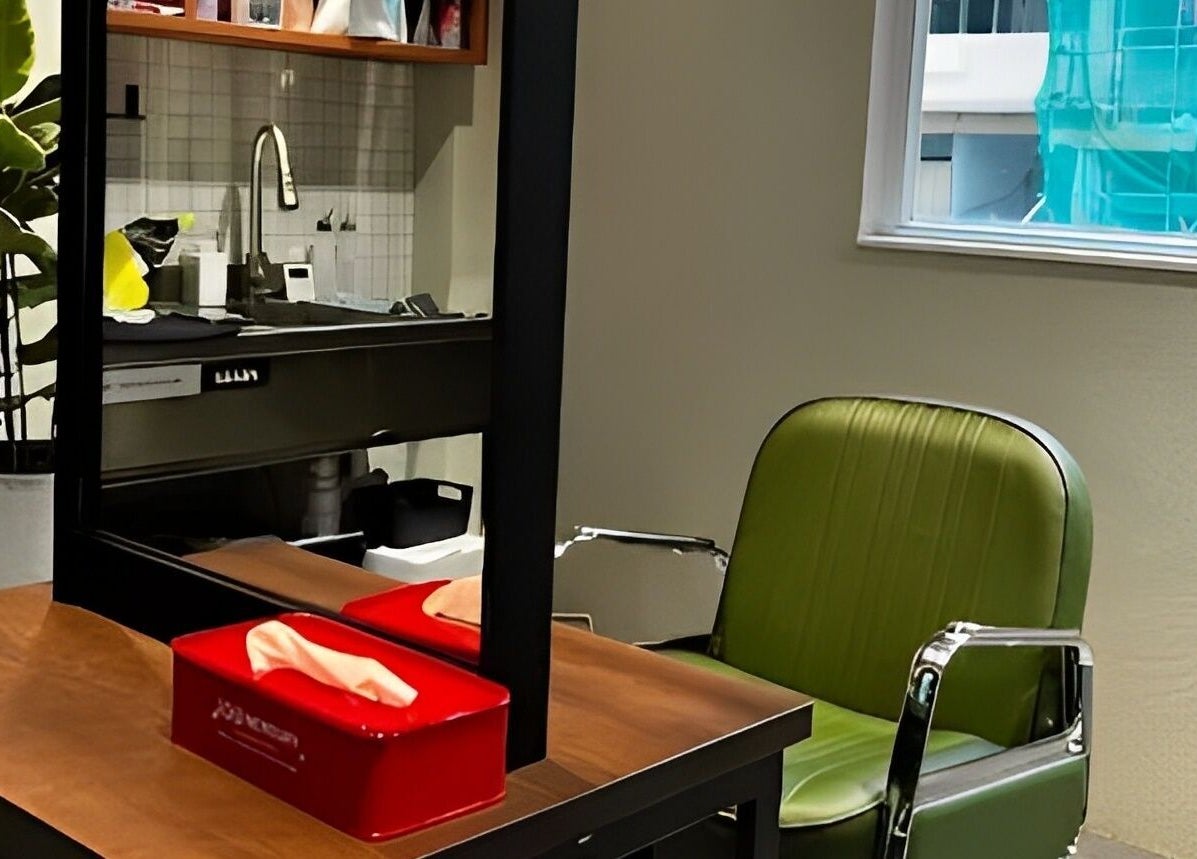 Relaxing salon chair at PEACH Japanese Hair Salon on Hong Kong Island, HK, with stylish decor and large window.