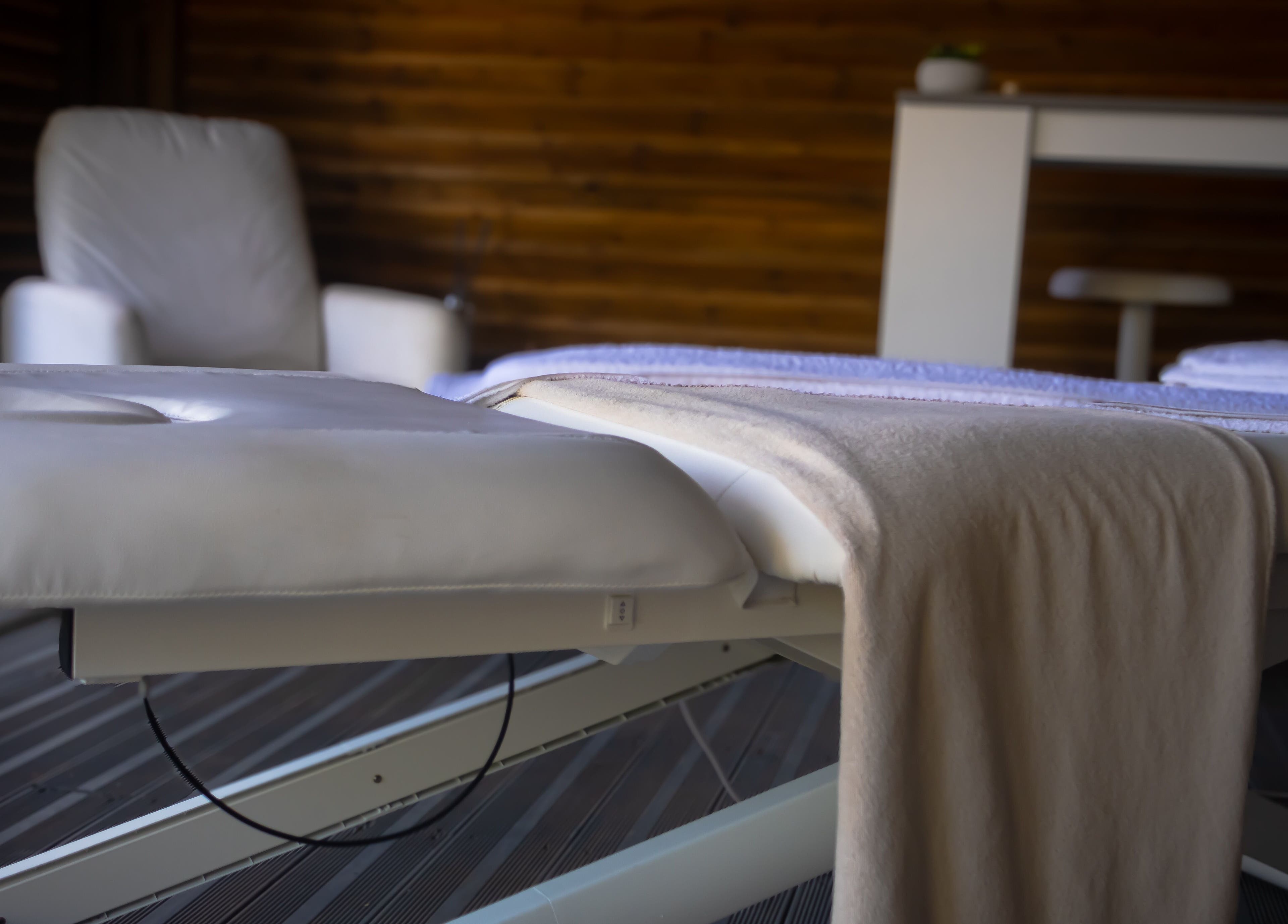 Table de massage élégante à Theserenityconcept, Le Gosier, Grande-terre, GP, offrant détente ultime.