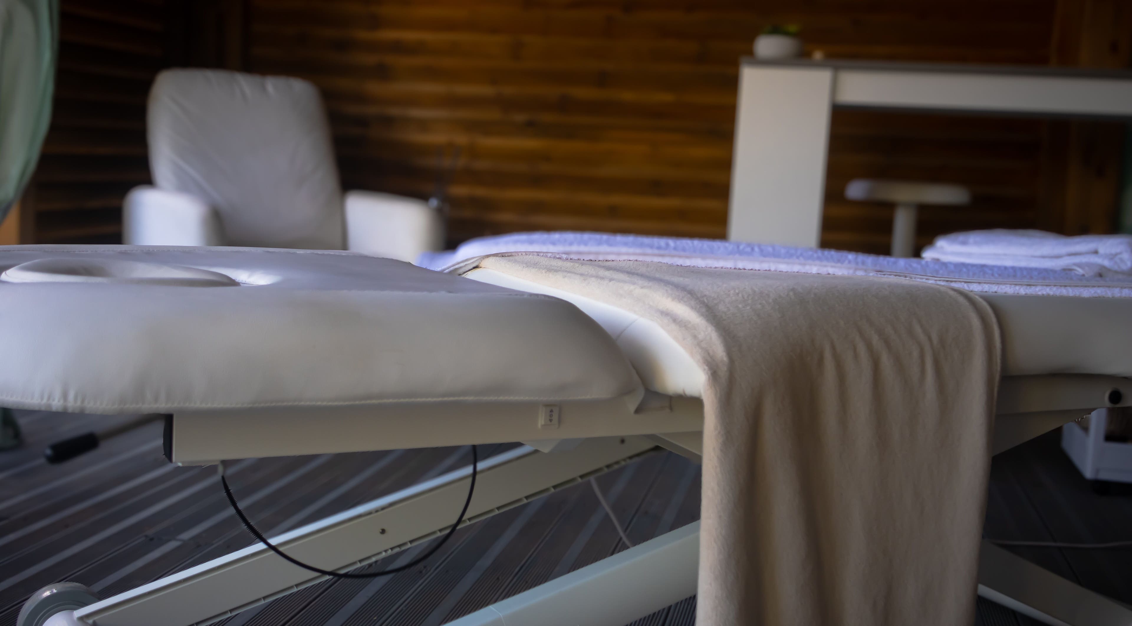 Table de massage élégante à Theserenityconcept, Le Gosier, Grande-terre, GP, offrant détente ultime.