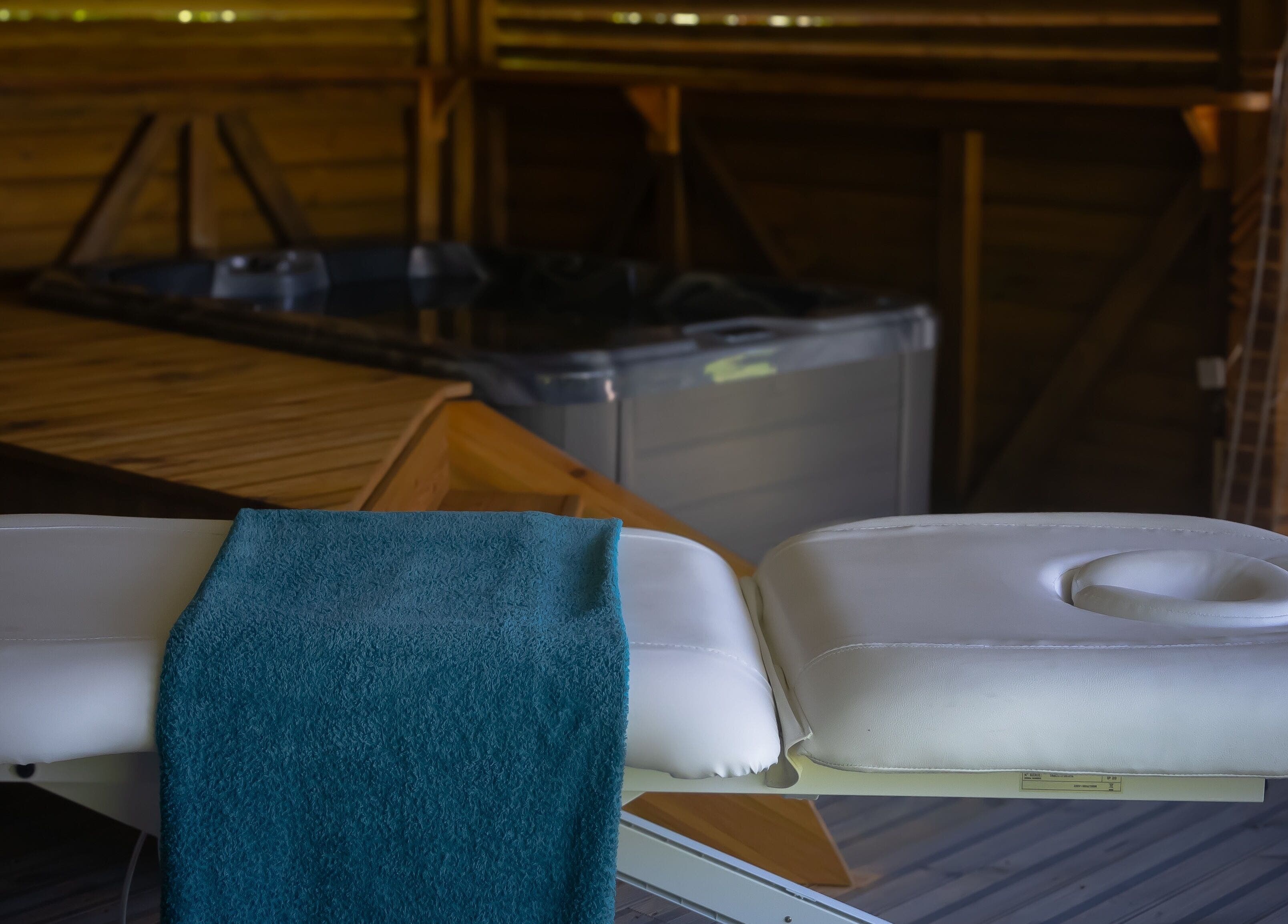 Table de massage avec serviette bleue à Theserenityconcept, Le Gosier, Grande-terre, GP.