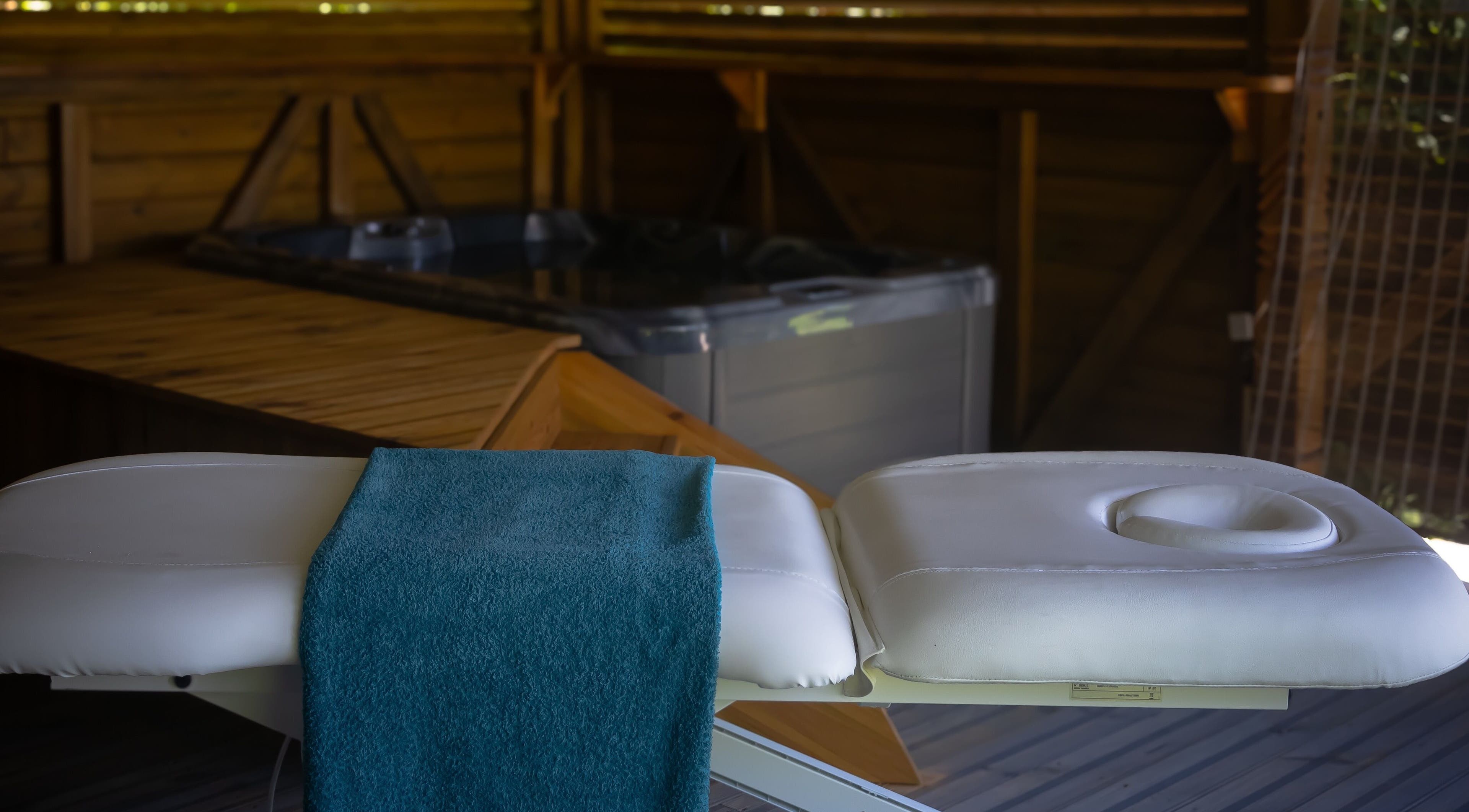 Table de massage avec serviette bleue à Theserenityconcept, Le Gosier, Grande-terre, GP.