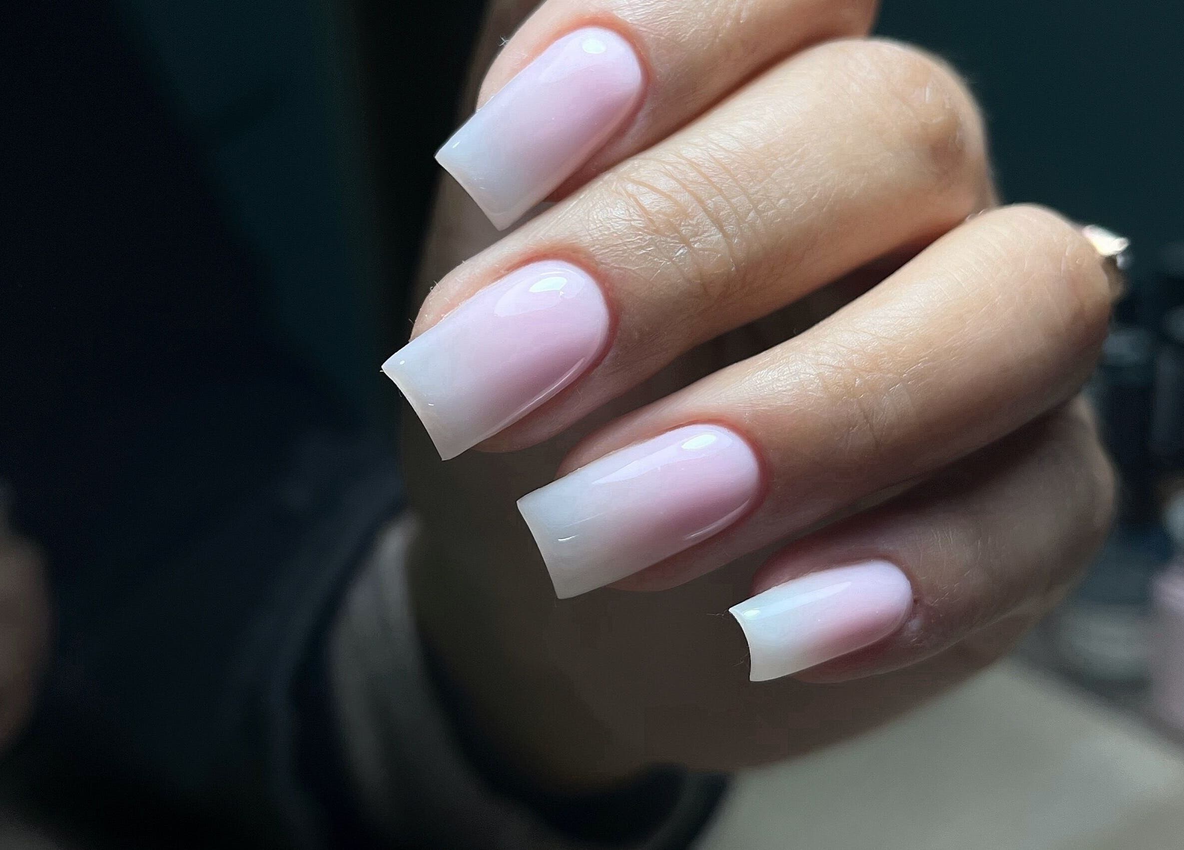 Manicura elegante en Nailsbymary.cl, Santiago, Región Metropolitana, CL. Uñas rosadas con acabado brillante.