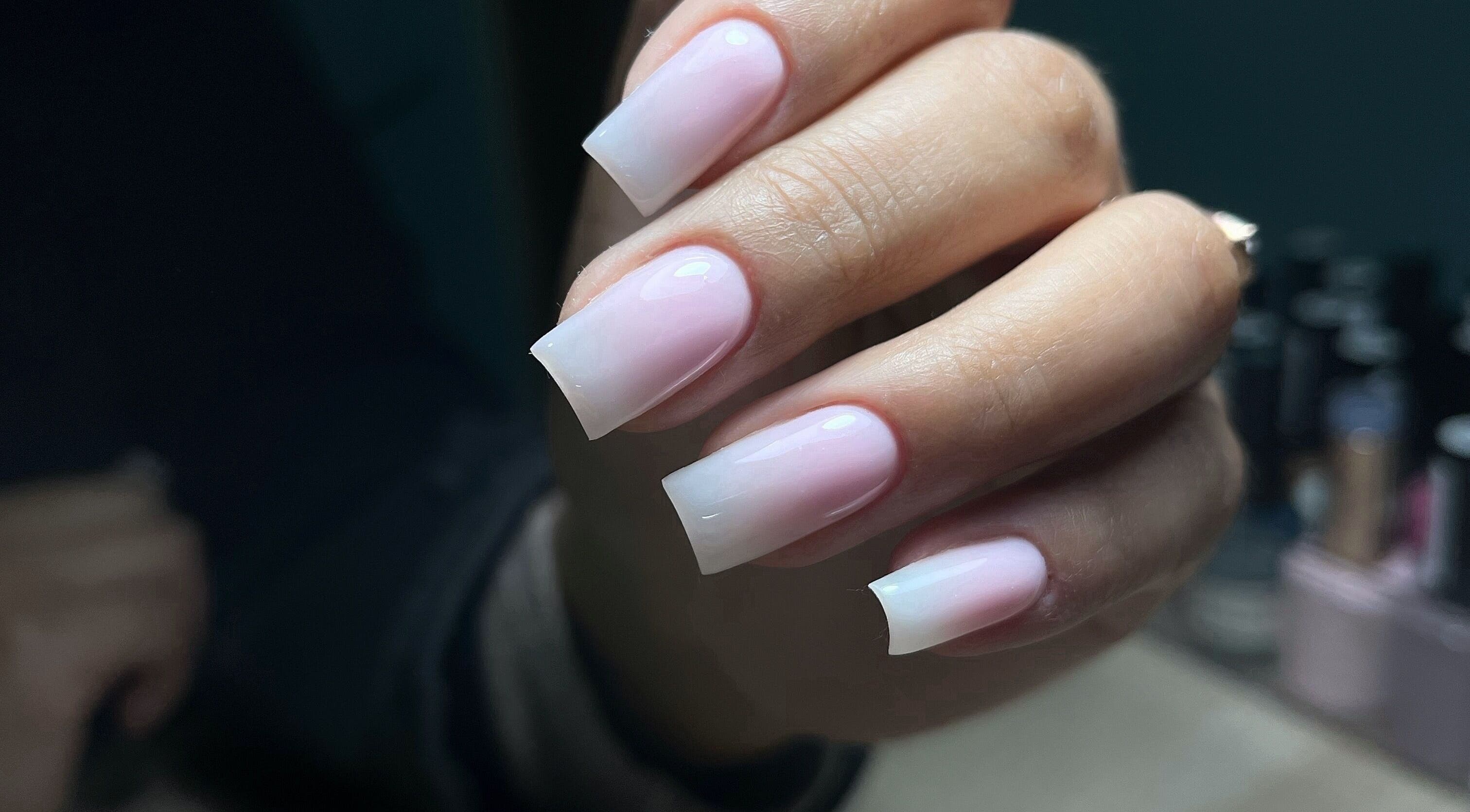 Manicura elegante en Nailsbymary.cl, Santiago, Región Metropolitana, CL. Uñas rosadas con acabado brillante.