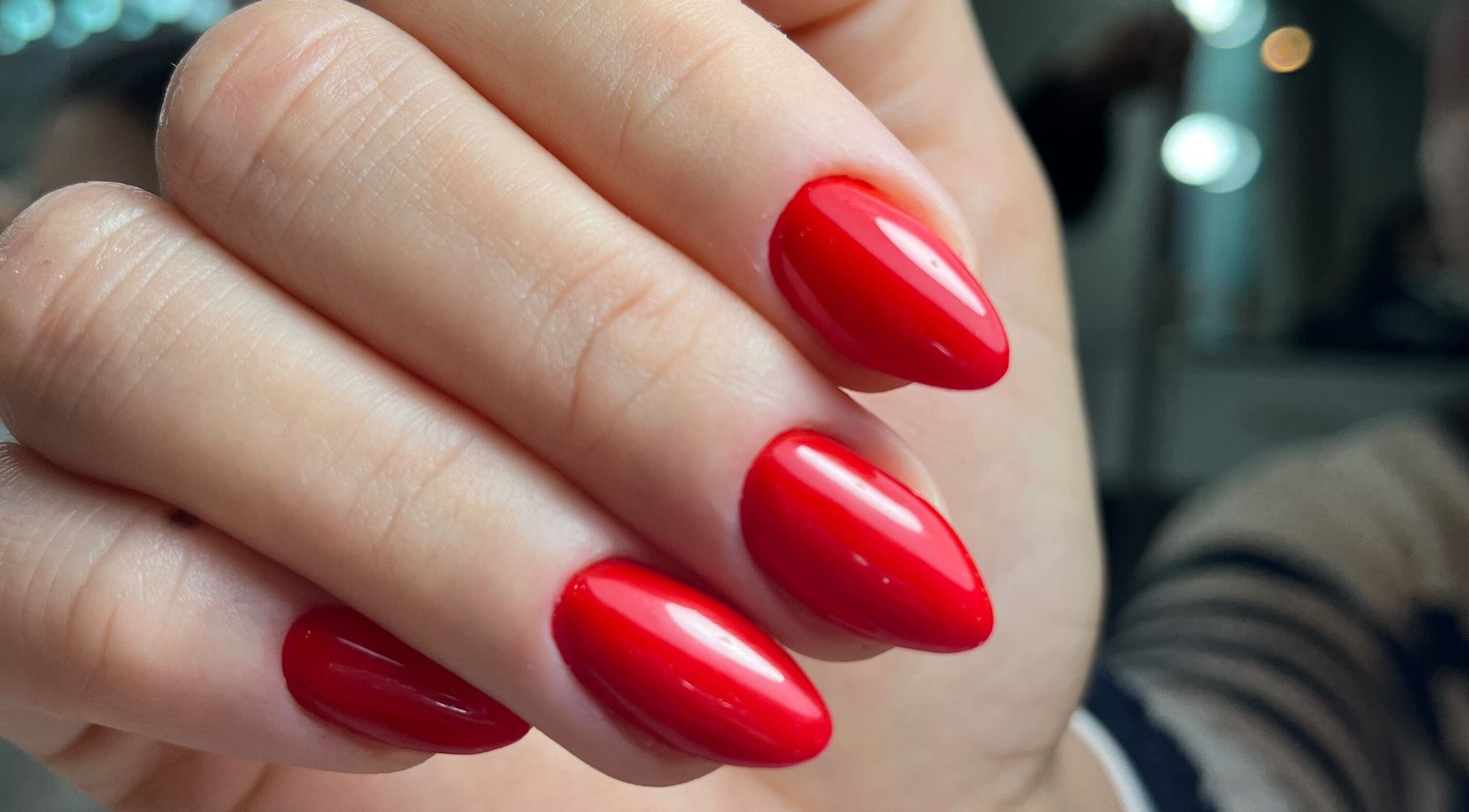 Manicura roja vibrante en Nailsbymary.cl, Santiago, Región Metropolitana, CL.