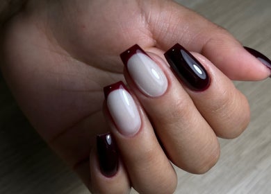 Diseño elegante de uñas en granate y blanco en Nailsbymary.cl, Santiago, Región Metropolitana, CL.