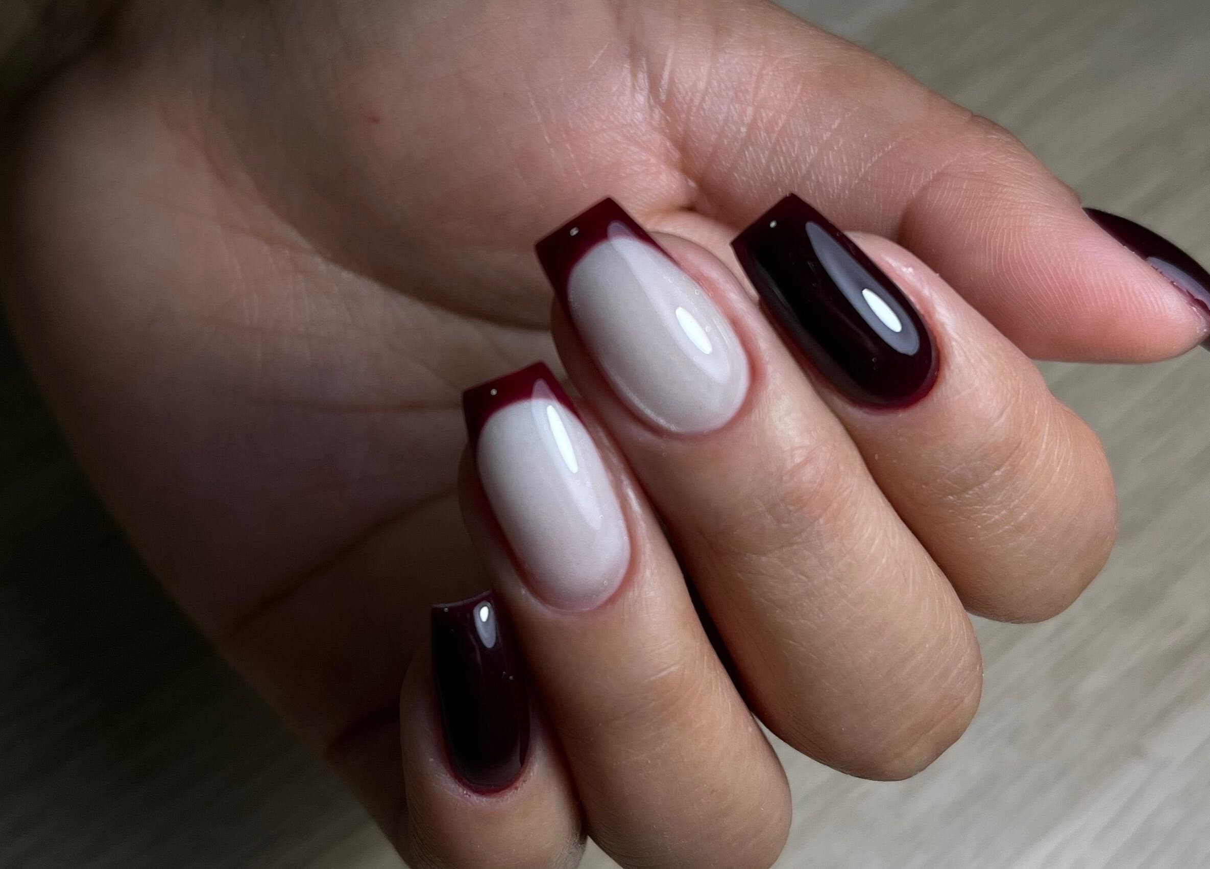 Diseño elegante de uñas en granate y blanco en Nailsbymary.cl, Santiago, Región Metropolitana, CL.