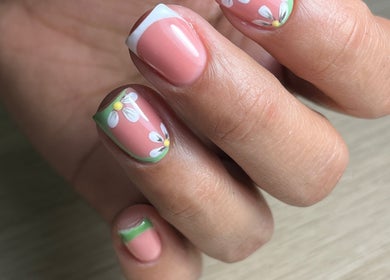 Uñas decoradas con flores en Nailsbymary.cl, Santiago, Región Metropolitana, CL. Diseño floral profesional.