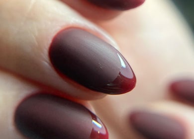 Diseño de uñas en marrón mate y rojo en Nailsbymary.cl, Santiago, Región Metropolitana, CL.
