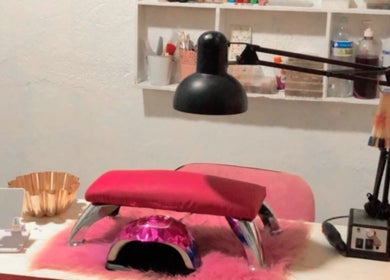 Estación de uñas colorida en Any Uñitas, Managua, Managua, NI, con lámpara y herramientas de manicura.