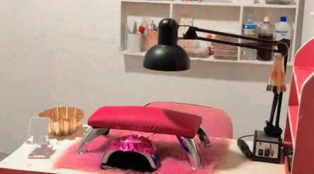 Estación de uñas colorida en Any Uñitas, Managua, Managua, NI, con lámpara y herramientas de manicura.