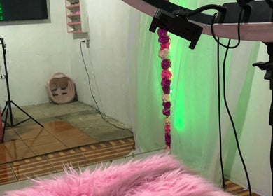 Sala decorada en Any Uñitas, Managua, Managua, NI, con iluminación verde y detalles rosados.