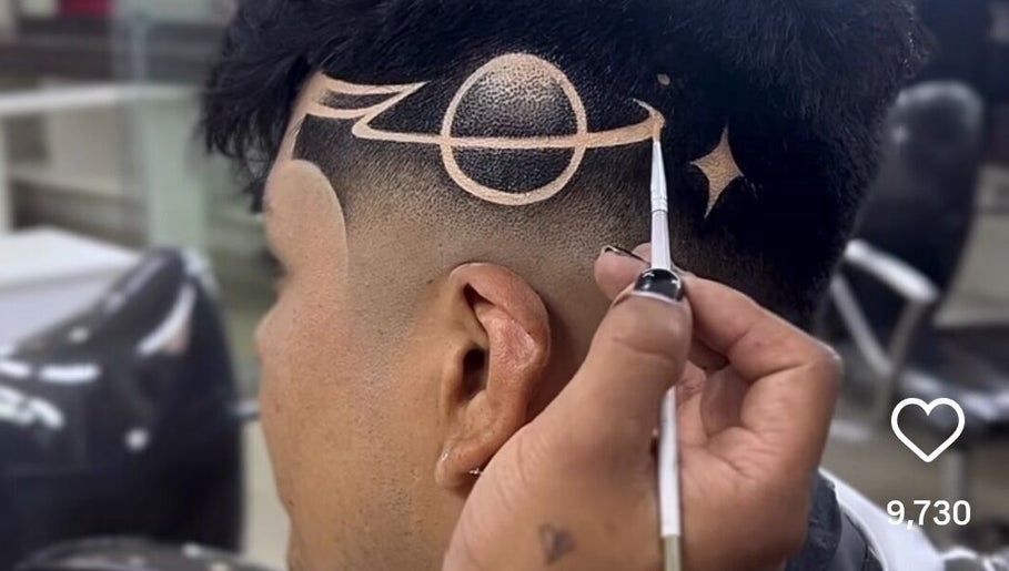 Diseño de cabello en Michael Barbers, Gaithersburg, Maryland, US. Arte creativo en el pelo con tema planetario.