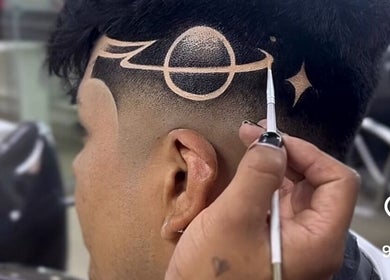 Diseño de cabello en Michael Barbers, Gaithersburg, Maryland, US. Arte creativo en el pelo con tema planetario.