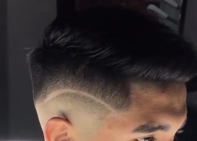Corte de cabello moderno en Michael Barbers, Gaithersburg, Maryland, US. Estilo y precisión en cada detalle.