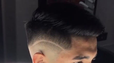 Corte de cabello moderno en Michael Barbers, Gaithersburg, Maryland, US. Estilo y precisión en cada detalle.