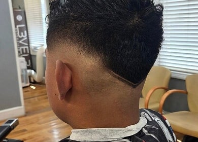 Corte moderno en Michael Barbers, Gaithersburg, Maryland, US, destacando técnica de alta precisión.