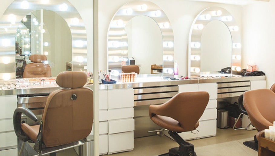 Elegant makeup studio at 비올 뷰티 BEALL BEAUTY, 서울특별시, 서울특별시, KR with stylish seating.